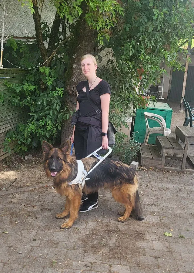 Katharina Damm unterwegs mit ihrem Blindenführhund 
