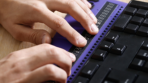 Screenreader überträgt Bildschirminhalt an Braillezeile zum Ertasten