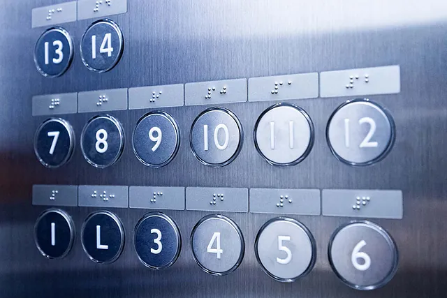 Aufzugknöpfe mit Braille-Zeichen
