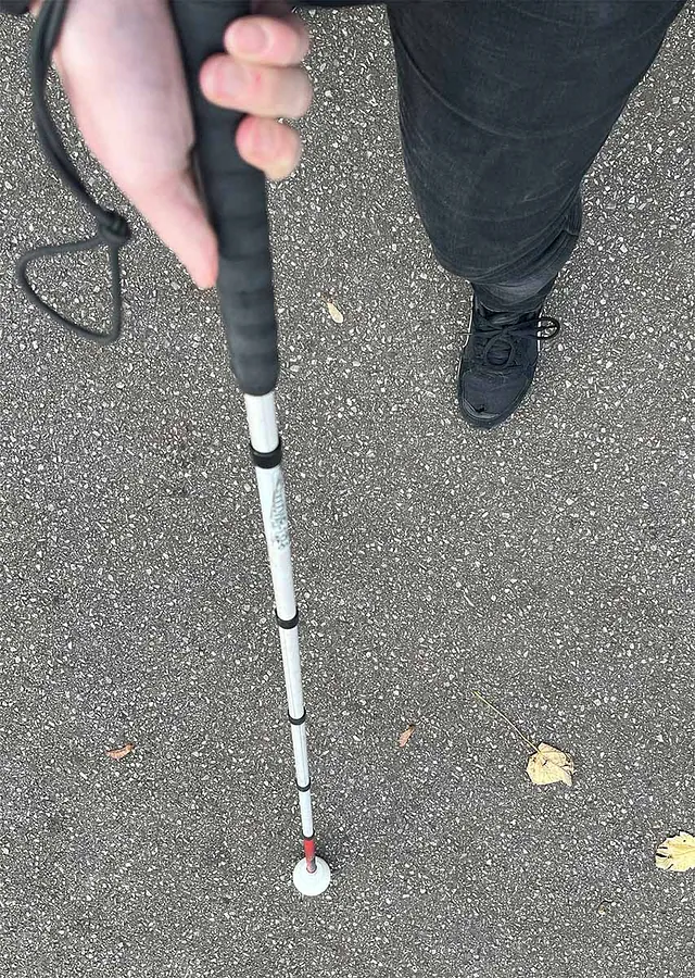 Dame mit Blindenstock