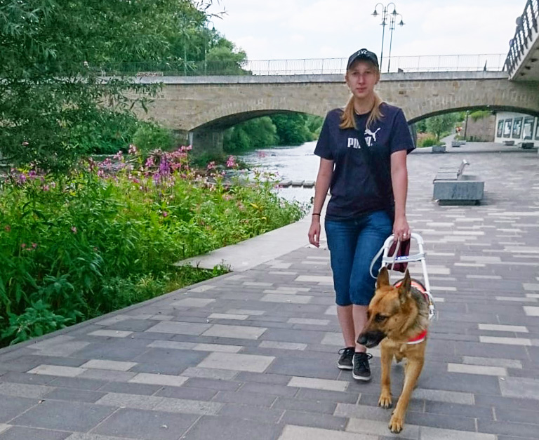Katharina Damm mit ihrer ehemaligen Hündin unterwegs in Letmathe