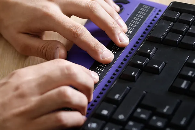 Screenreader überträgt Bildschirminhalt an Braillezeile zum Ertasten