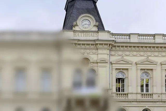 Altes Rathaus von Iserlohn – links in der Darstellung mit der Seh­einschränkung eines gesetzlich blinden Menschen, rechts aus der Perspektive einer normal sehenden Person