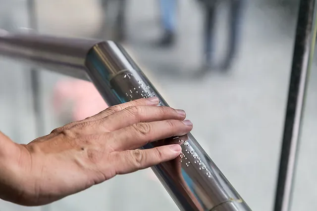 Taktile Handlaufschilder zur Orientierung im öffentlichen Raum