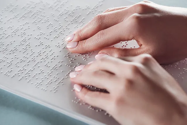 Die Blindenschrift ist ein Punktmuster-System, das Blinde und stark Sehbehinderte mit den Fingern ertasten, um zu lesen und zu schreiben.